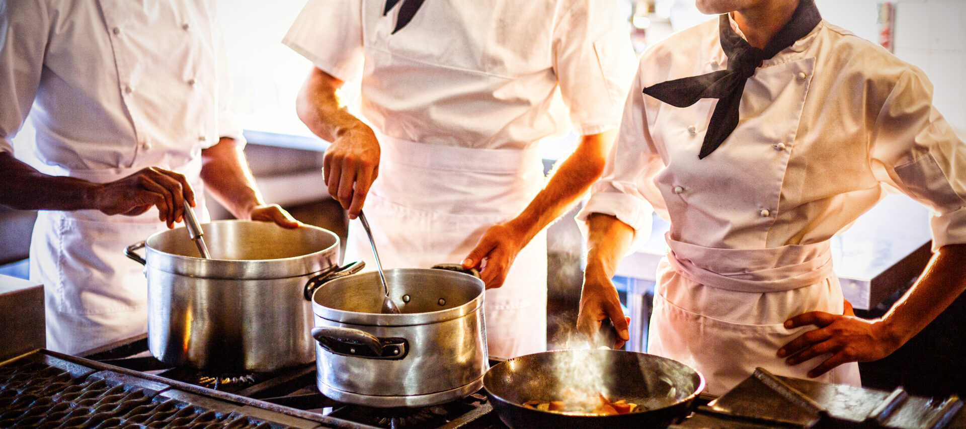 https://soyproesa.com/wp-content/uploads/2021/11/chefs-preparing-food-at-stove-2021-08-30-06-00-28-utc-scaled.jpg